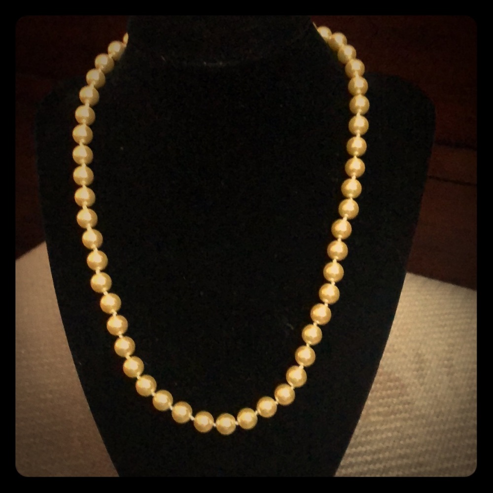 Lovely yellow pearl/bead necklace